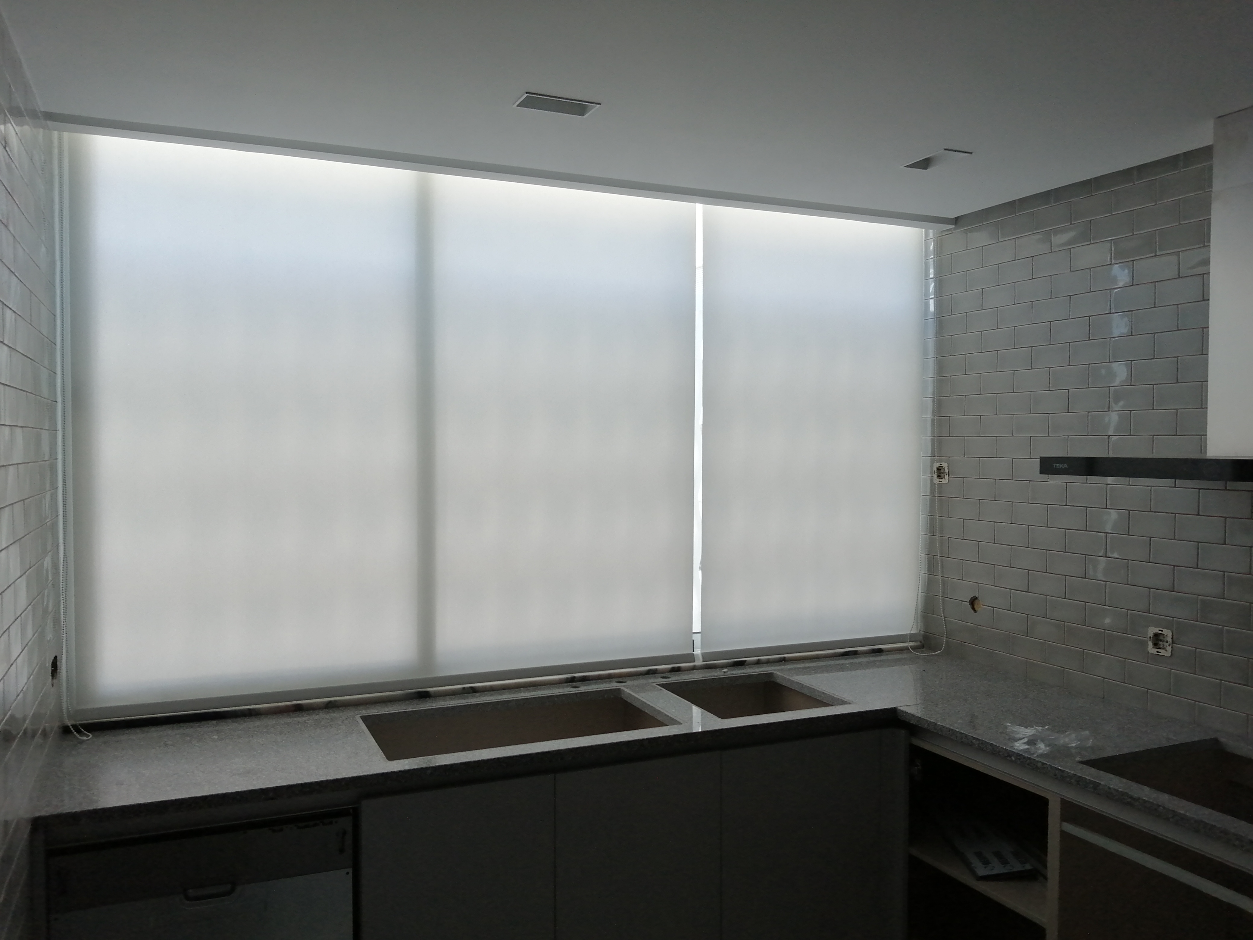 Estores interiores aplicados em ambiente residencial