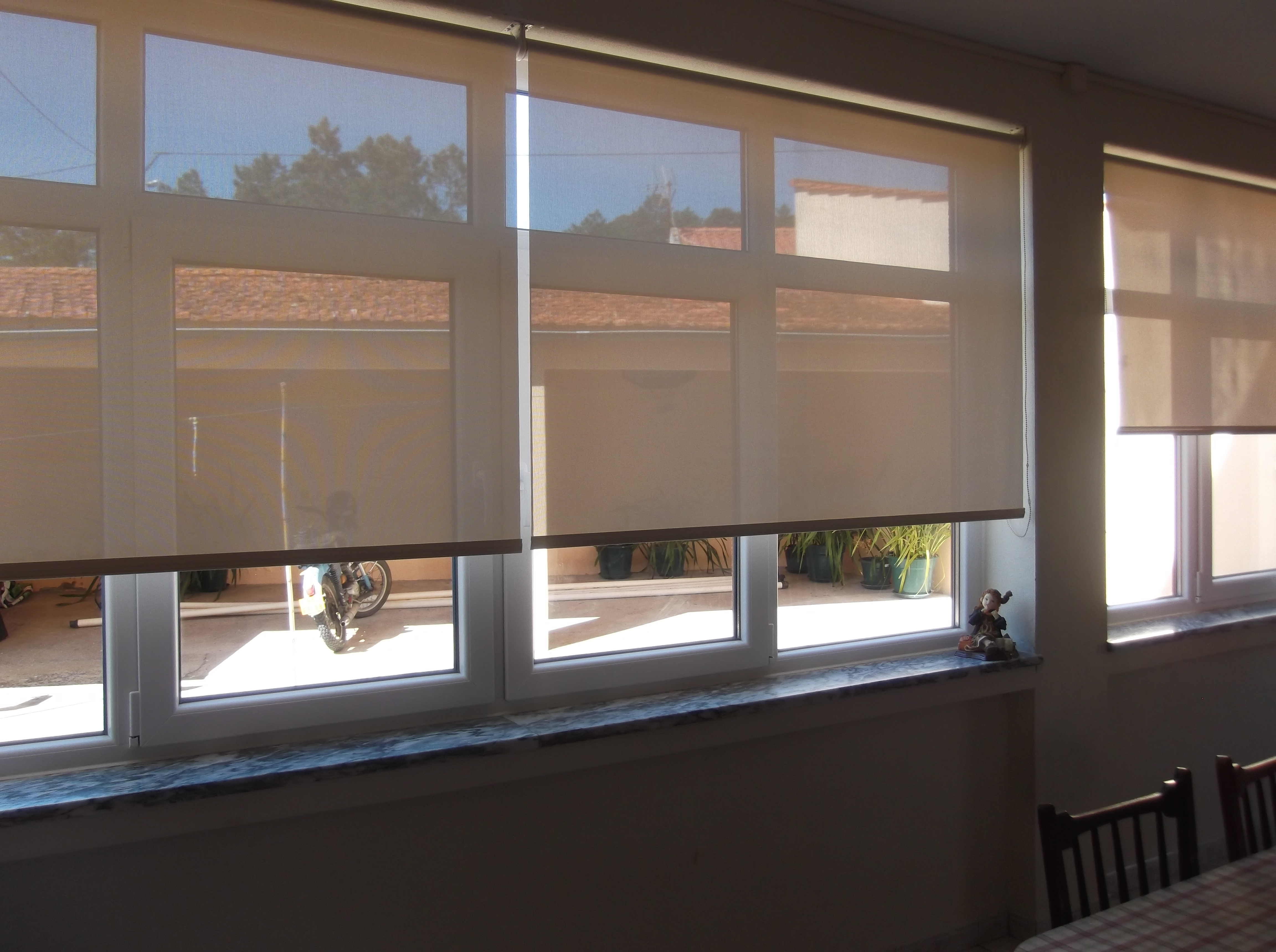Paineis deslizantes dividindo ambientes com elegancia